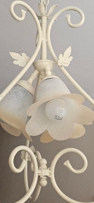 Lámpara colgante beige y blanca, forja y tulipa