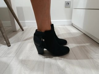 Botines negros con tacón y flecos