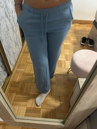 Pantalón de lino azul.