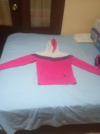 Sudadera rosa y blanca