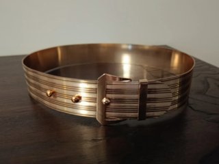 Cinto dourado com fivela