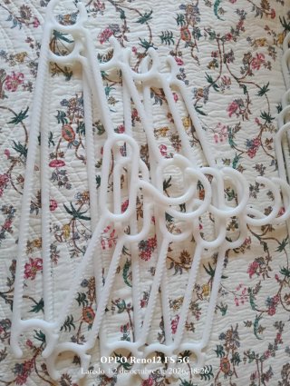 Lote 35 Perchas Madera Antideslizantes y plástico