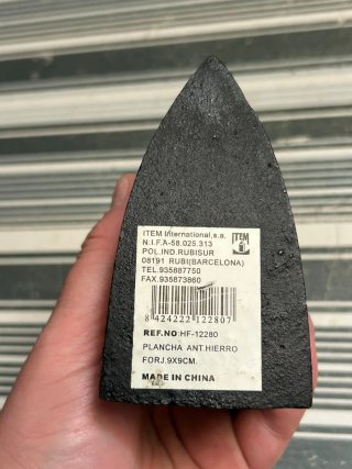Plancha de ropa de carbón pequeña