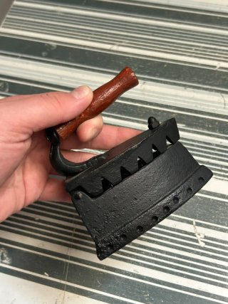 Plancha de ropa de carbón pequeña