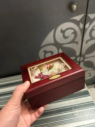 Joyero de madera antiguo