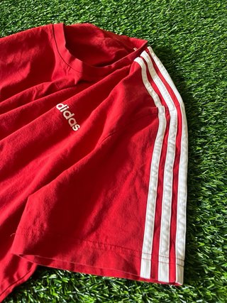 Camiseta Adidas Roja con Rayas Blancas