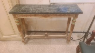 Mesa de recibidor de madera y mármol