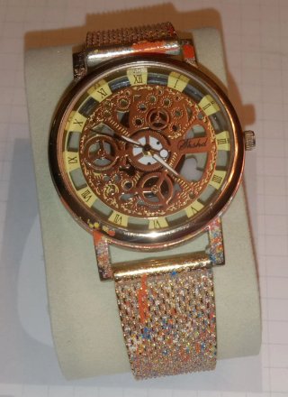 Reloj Mecanismo Visible y Baño de Oro