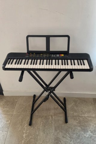 Yamaha PSR-F52 + Soporte