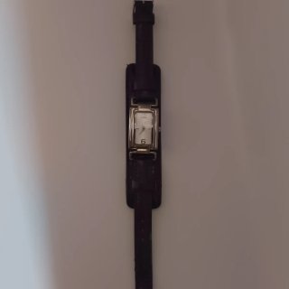 Reloj clásico rectangular plateado correa morada