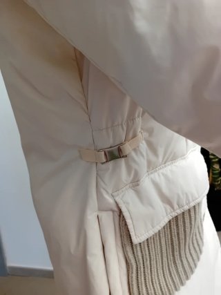 Piumino lungo beige con dettagli in maglia