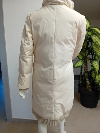 Piumino lungo beige con dettagli in maglia