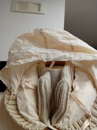Piumino lungo beige con dettagli in maglia