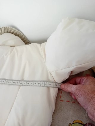 Piumino lungo beige con dettagli in maglia