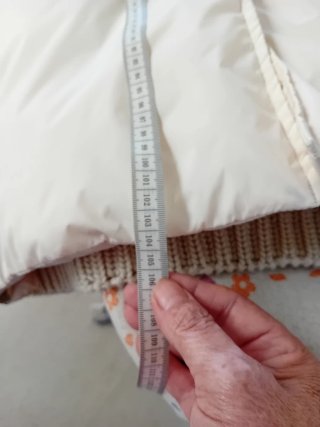 Piumino lungo beige con dettagli in maglia