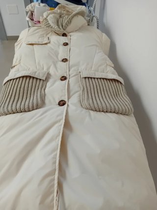 Piumino lungo beige con dettagli in maglia