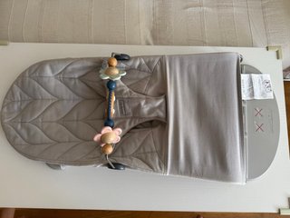 Hamaca Babybjörn con juguete y funda