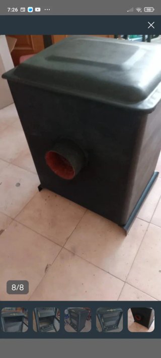 Estufa de leña negra con detalles dorados