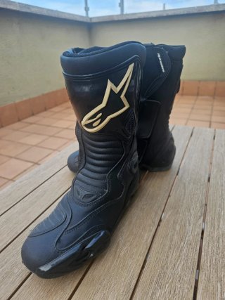 Botas de moto Alpinestars.