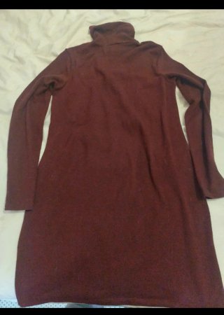Vestido invierno cuello alto rojo. Ancho