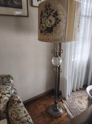 Lámpara de pie clásica con pantalla estampada