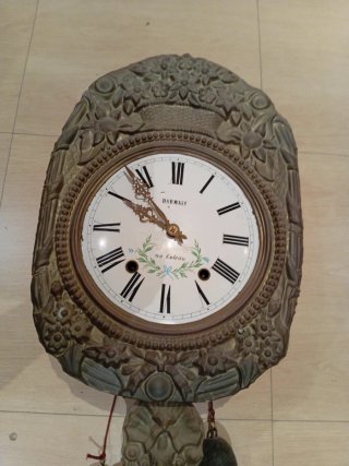 Reloj de pared antiguo con péndulo