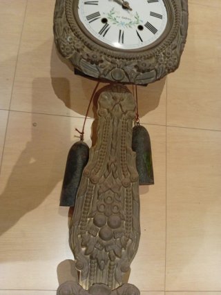 Reloj de pared antiguo con péndulo