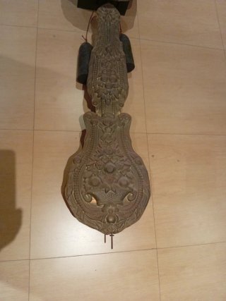 Reloj de pared antiguo con péndulo