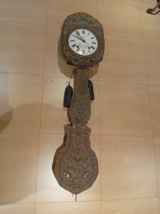 Reloj de pared antiguo con péndulo