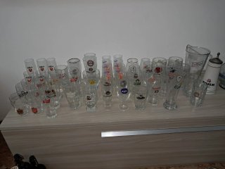 Set di circa 50 bicchieri da birra assortiti