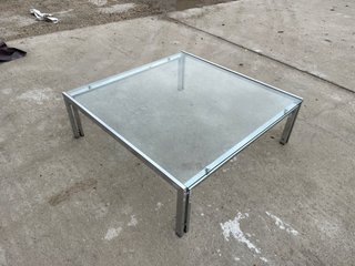 Mesa de centro de cristal y metal
