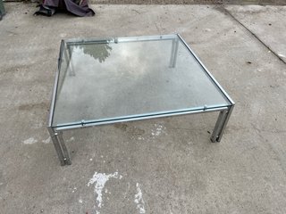 Mesa de centro de cristal y metal