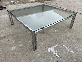 Mesa de centro de cristal y metal