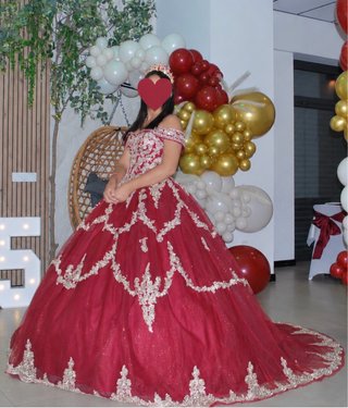 Vestido Quinceañera Rojo burdeos y Dorado