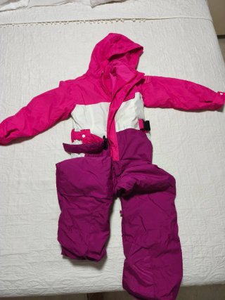 Mono de esquí rosa y morado