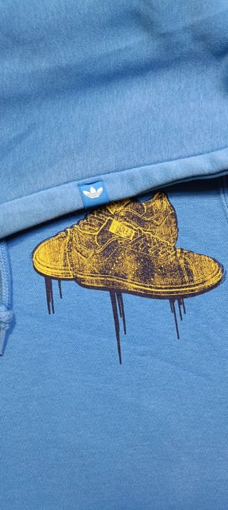 Sudadera azul con firma estampada