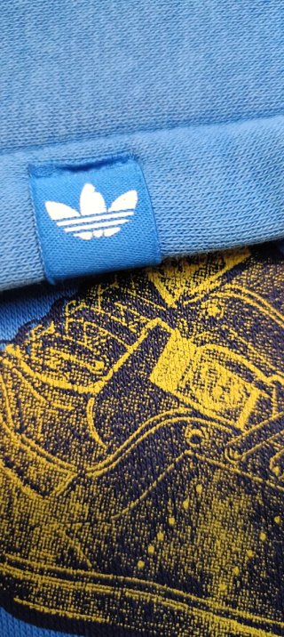 Sudadera azul con firma estampada