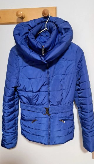 Chaqueta azul acolchada