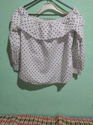 Blusa de lunares blanca y negra