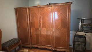 Armario antiguo de madera con detalles