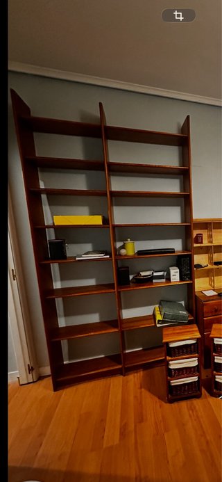 Estantería de madera estilo moderno