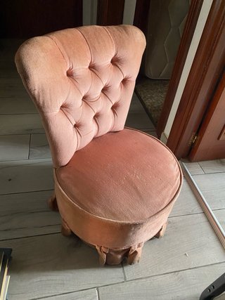 Sillón antiguo rosa de terciopelo