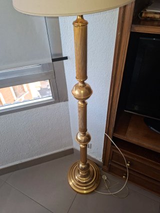 Lámpara de pie dorada