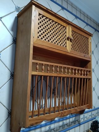 Platero de madera con puertas
