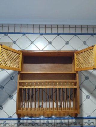 Platero de madera con puertas