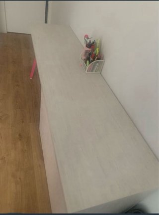 Escritorio blanco y rosa