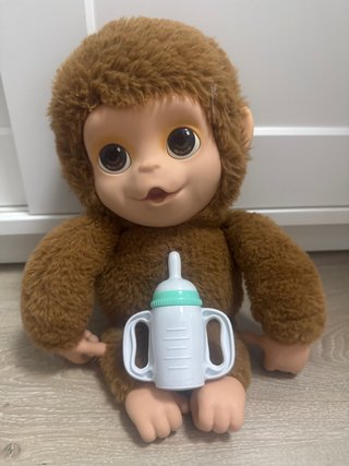 Muñeco mono con biberón