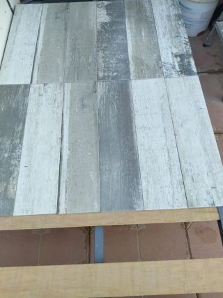Suelo de imitación a madera gris