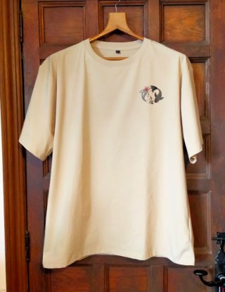 Camiseta Beige con Estampado de carpas koi