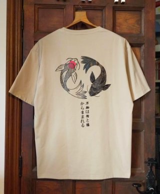Camiseta Beige con Estampado de carpas koi